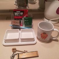 コーヒーお茶とホテルネーム入りコップ