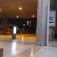 到着ロビー右端にて。中央向こう赤く光ってるのがホテル