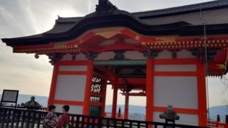 門を通して京都市街の眺めが見事です