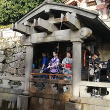 音羽の滝は人気スポットです