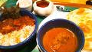 青い器が印象的