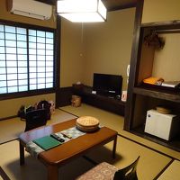 部屋にはお手洗いと洗面がついています