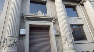 イオニア式列柱四本で正面を飾っている南都銀行本店