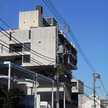 警備が厳重なので、正面からの撮影は控えました・・
