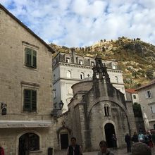 聖ルヵ教会と山の上の聖ジョバンニ要塞