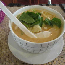 ココナッツ系のトムヤムクンみたいなスープ