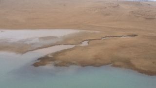 砂丘に浮かぶ水たまり