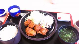 から揚げ定食を食べ