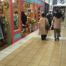 ハワイっぽい店が並ぶ