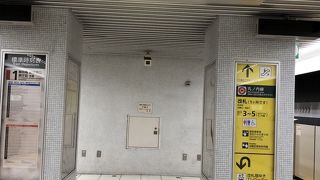 ホームが地下深い。