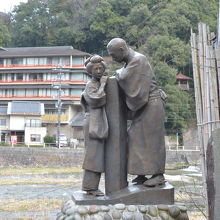 野口雨晴の歌の銅像