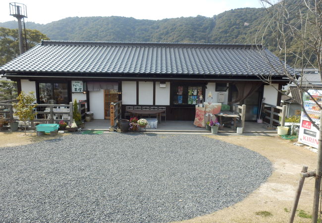 錦川堤防の山側沿いにあるお食事処