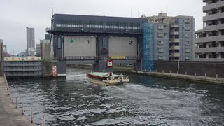 下町を流れる川