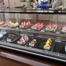 ケースにケーキ