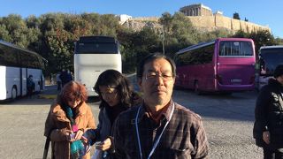 ディオニシウ アレオパキトゥ通りを通ってアクロポリスの入口に向かいました。