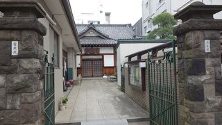 静かな佇まいの寺院