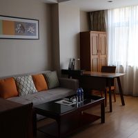 デスクとソファ