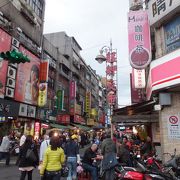 夜になると屋台が出て随分賑やかな夜市になります