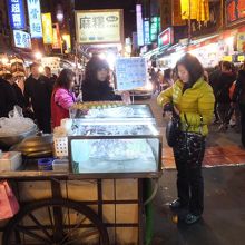 &#33355;&#33338;夜市 寒天に似た物を売ってい