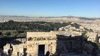 アクロポリスの最初の門でここからどんどん上にあがって行きます