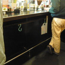 午後３時には、座っていた椅子が撤去され、立ち飲み態勢です。