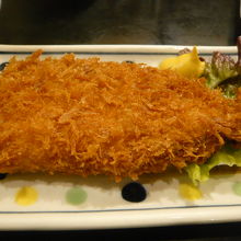 アジフライです。びっくりするようなボリュームです。うれしいで