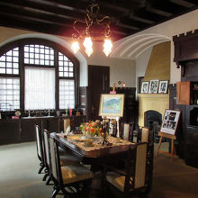 「風見鶏の館(旧トーマス住宅)」 の広くて質感の高い食堂です