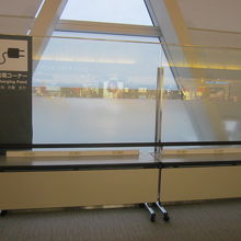 国際線制限エリア内のしょぼい電源の様子