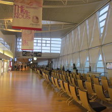 国際線制限エリア・座席数も搭乗者数の割には少ない気が…。