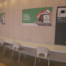 座ってPC使うなら、２Fのここですけど…。