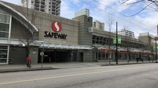 品揃え豊富な大型スーパーマーケット