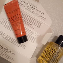 ハンドクリームとシャンプー。