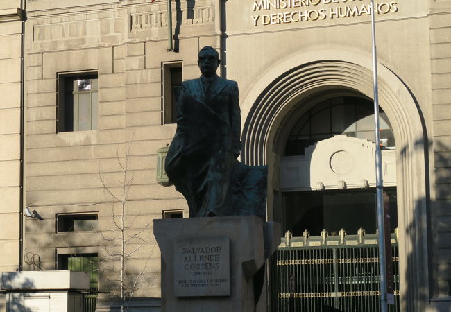 サルバドール アジェンデ像