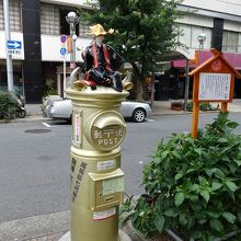 金色のポストです