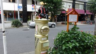 名古屋らしい金色のポスト