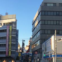 慶応仲通り商店街のアーチ