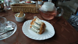 バターケーキを食べ