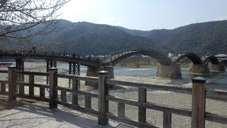 日本三大名橋の一つ、木造五連のアーチ橋