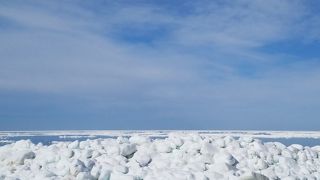 険しい断崖が続く海岸線