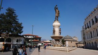 石橋を渡ってすぐ