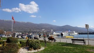 オフリド湖を臨む