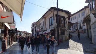 オフリド湖までの商店街