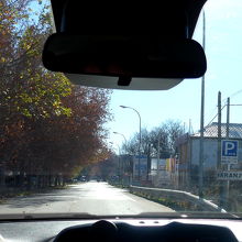 王宮の北　徒歩20分くらいに広大な駐車場があるが