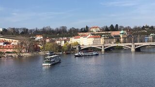 川の東側に旧市街が、西側にプラハ城