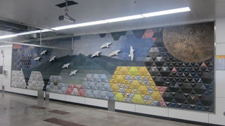 駅構内の展示物や壁画を楽しみながら巡るのも楽しいです