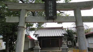 道端にある諏訪神社