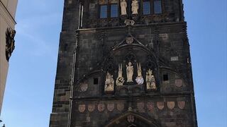 カレル橋の前の黒い塔