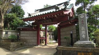 赤門で有名な寺です