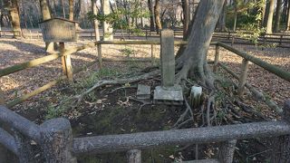 ここで自害した城主、豊島泰経を祀るもの