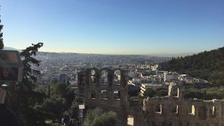 アクロポリスの丘の下で音楽堂から劇場まで続いている石柱